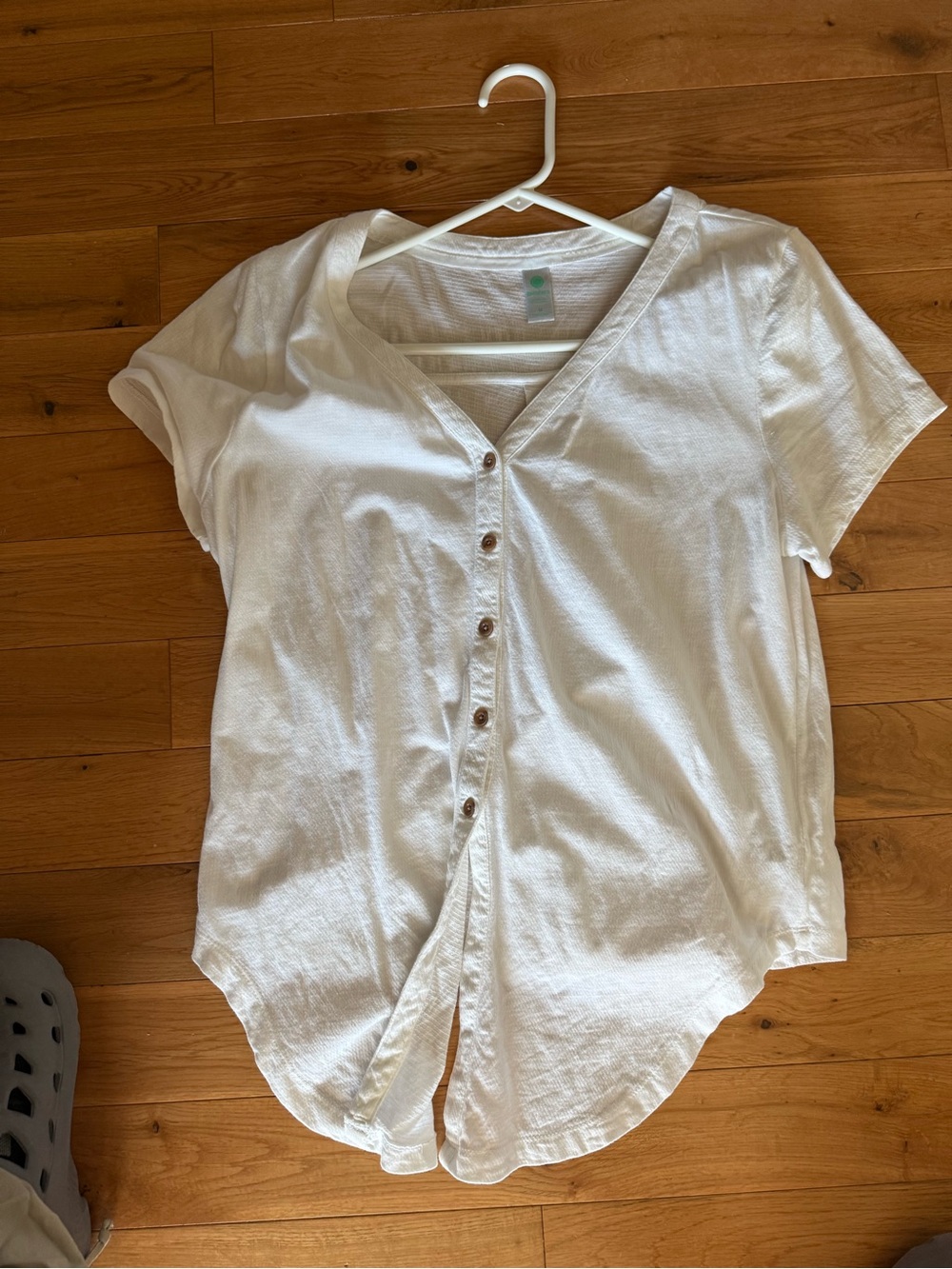 Aventura White Short-Sleeve Button-Front V-Neck Shirt